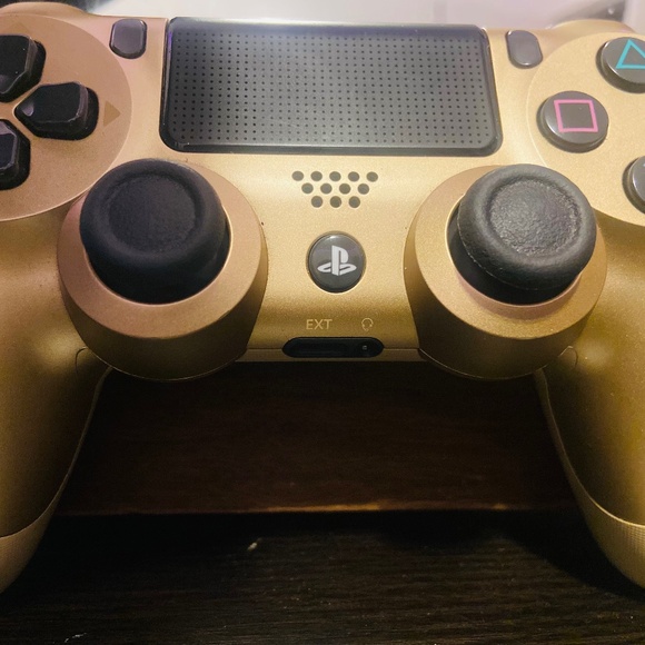 PS4 Golden controller - Picture 1 of 5